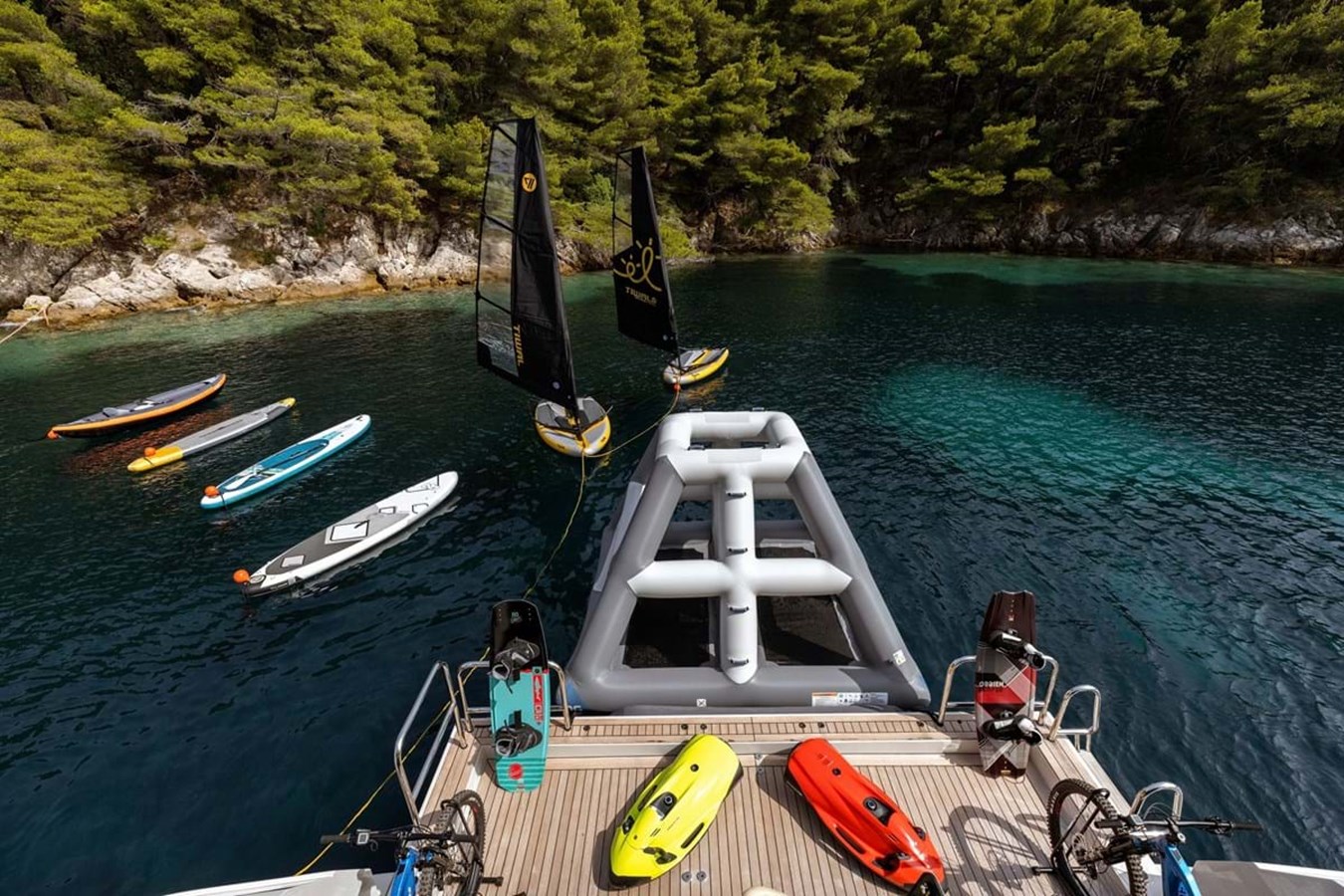 https://s3.amazonaws.com/boss.yatco.com/ForCharter/Vessel/Photo/3896/large_45184.jpg