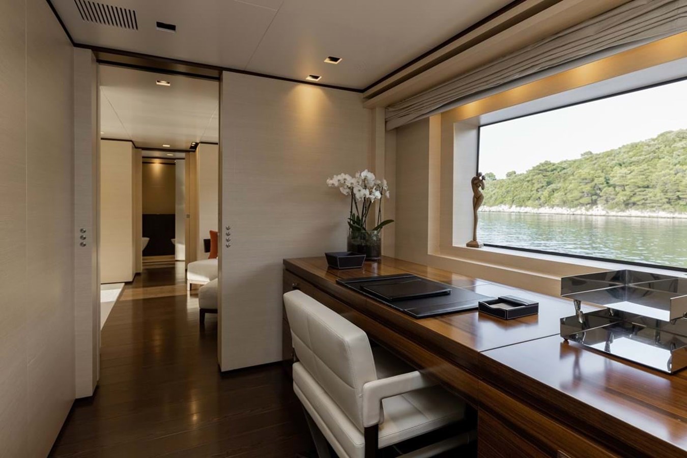 https://s3.amazonaws.com/boss.yatco.com/ForCharter/Vessel/Photo/3896/large_45188.jpg
