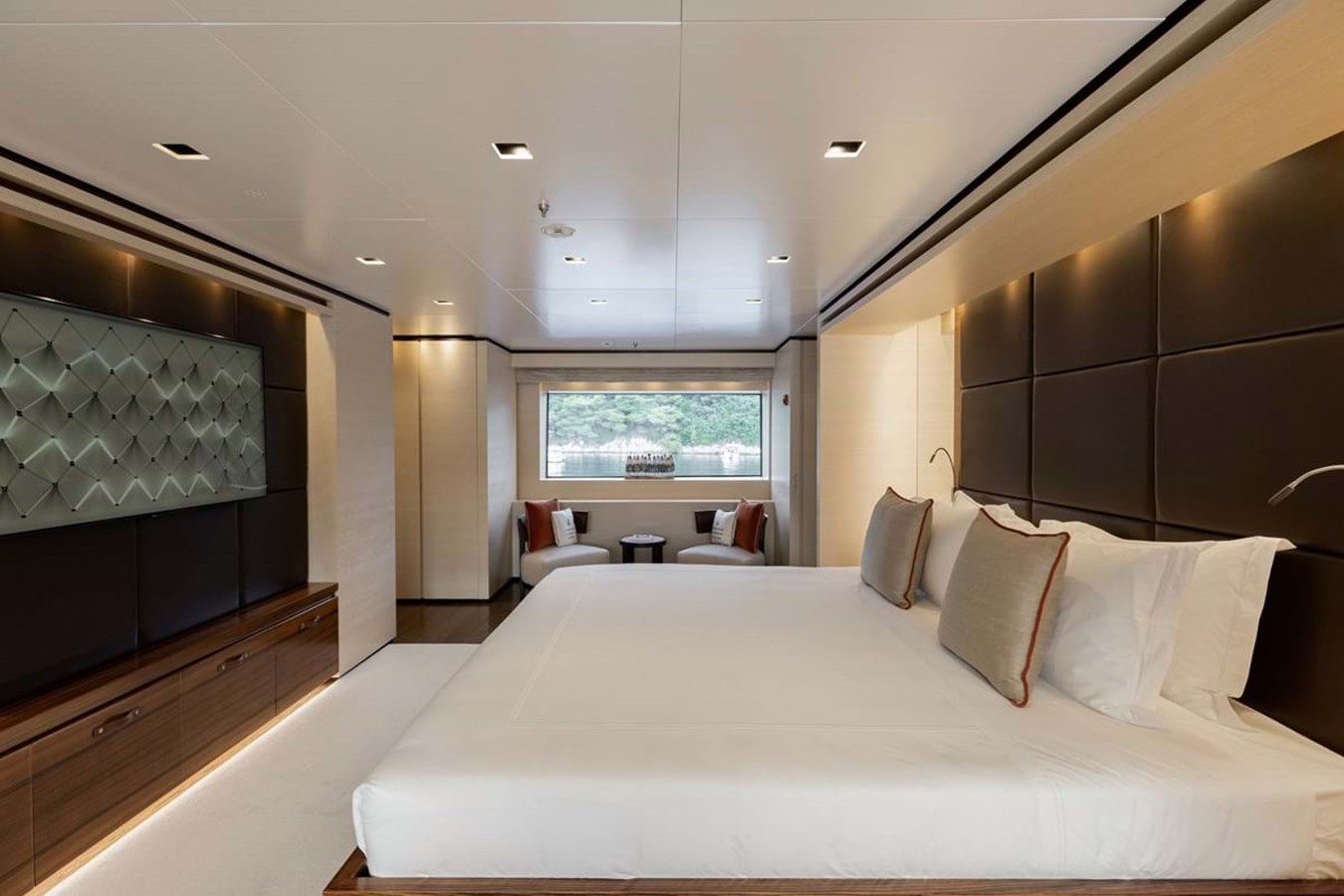 https://s3.amazonaws.com/boss.yatco.com/ForCharter/Vessel/Photo/3896/large_45190.jpg