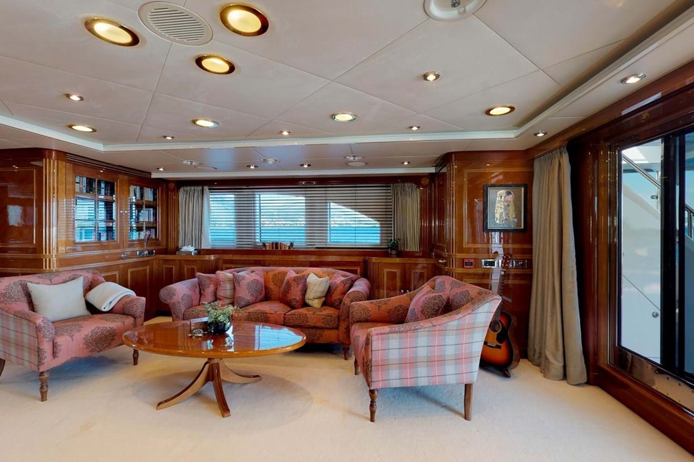 https://s3.amazonaws.com/boss.yatco.com/ForCharter/Vessel/Photo/3913/large_45669.jpg