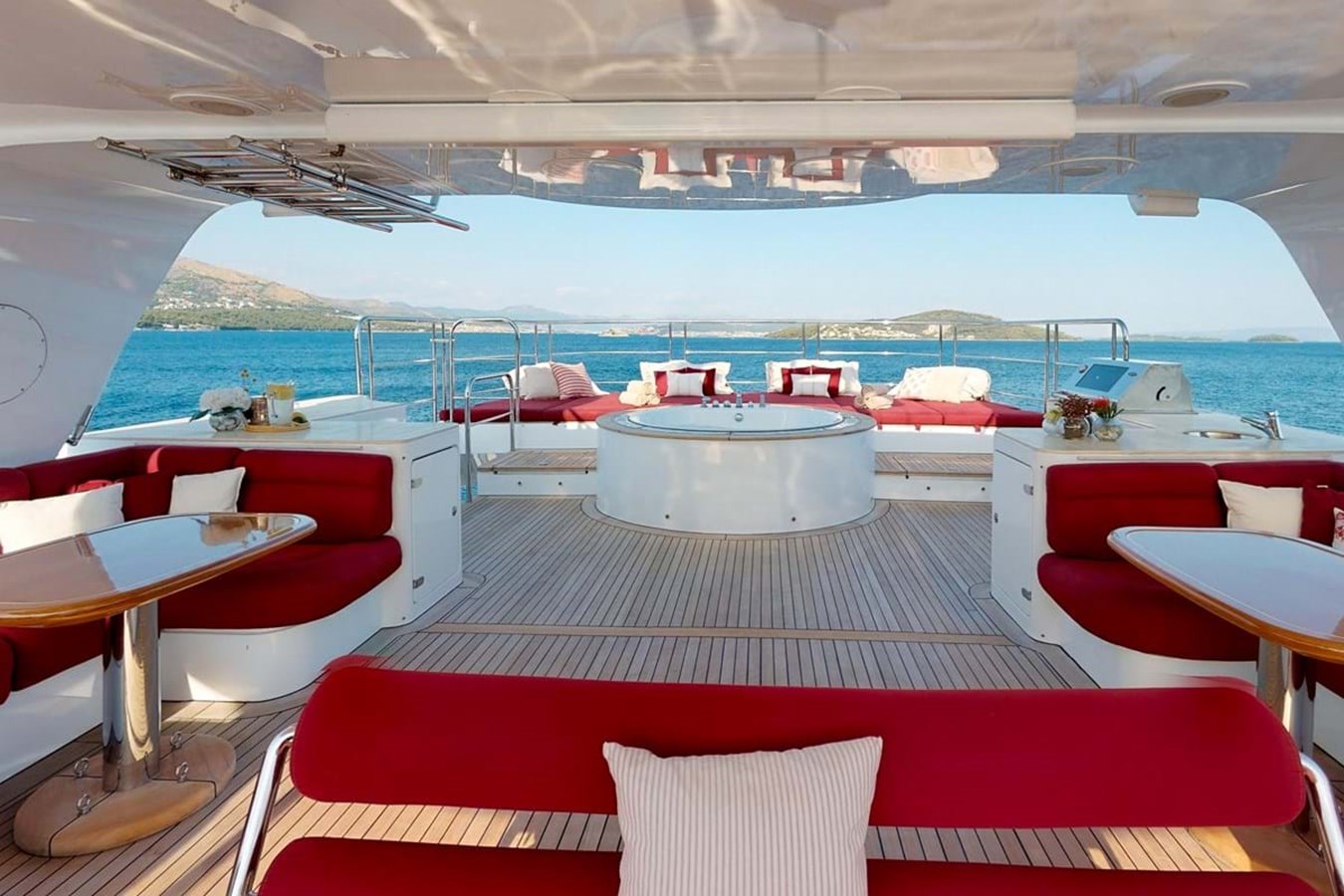 https://s3.amazonaws.com/boss.yatco.com/ForCharter/Vessel/Photo/3913/large_45671.jpg