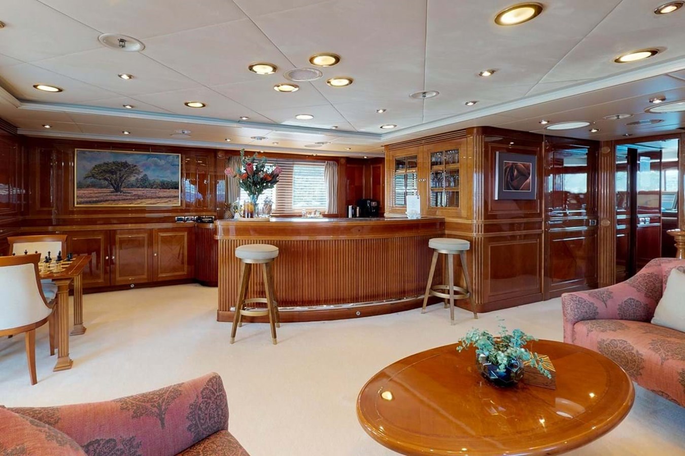 https://s3.amazonaws.com/boss.yatco.com/ForCharter/Vessel/Photo/3913/large_45678.jpg