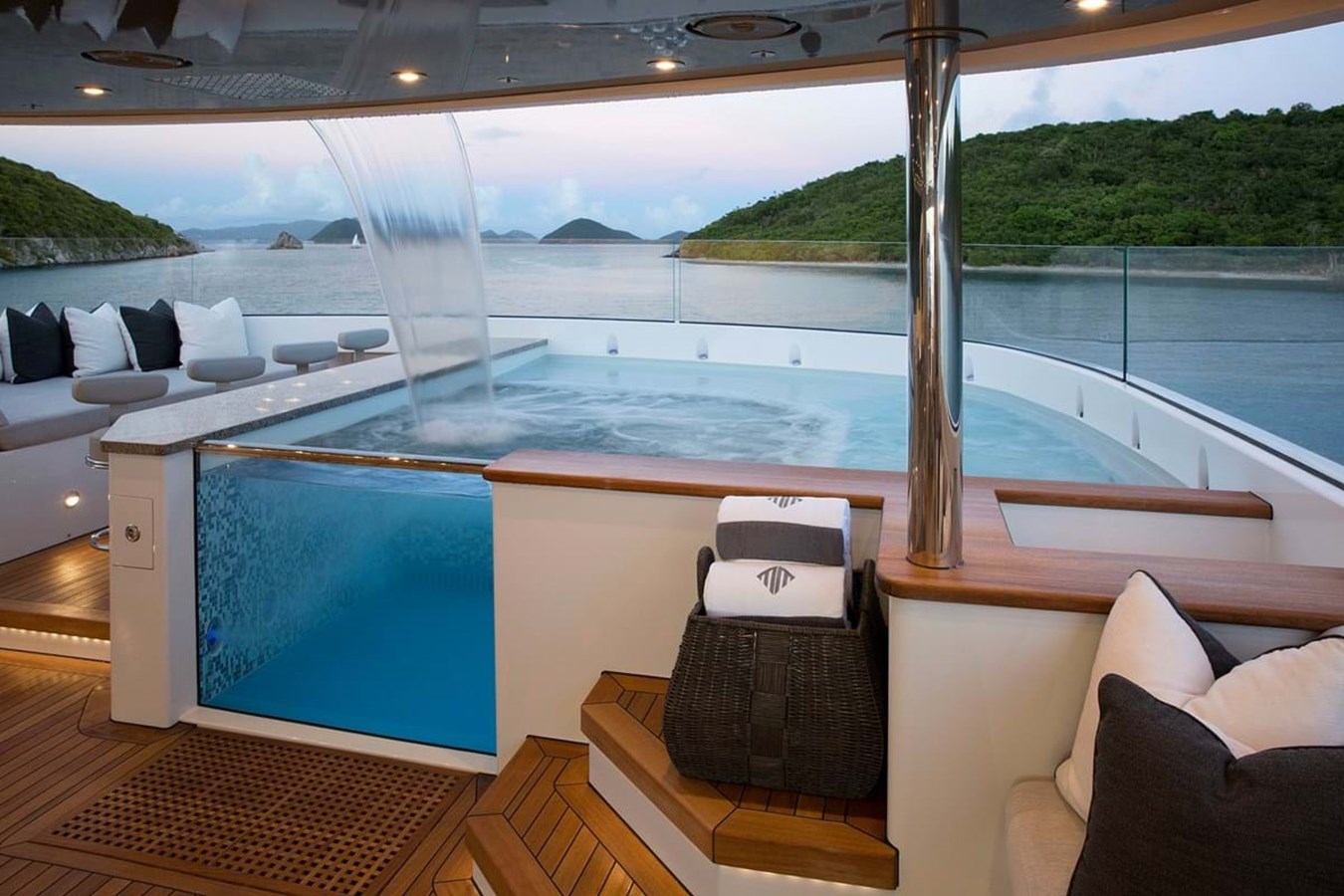 https://s3.amazonaws.com/boss.yatco.com/ForCharter/Vessel/Photo/3918/large_45810.jpg