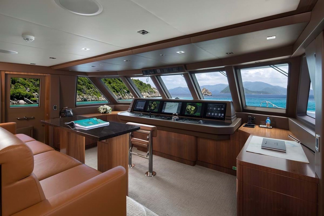 https://s3.amazonaws.com/boss.yatco.com/ForCharter/Vessel/Photo/3918/large_45813.jpg