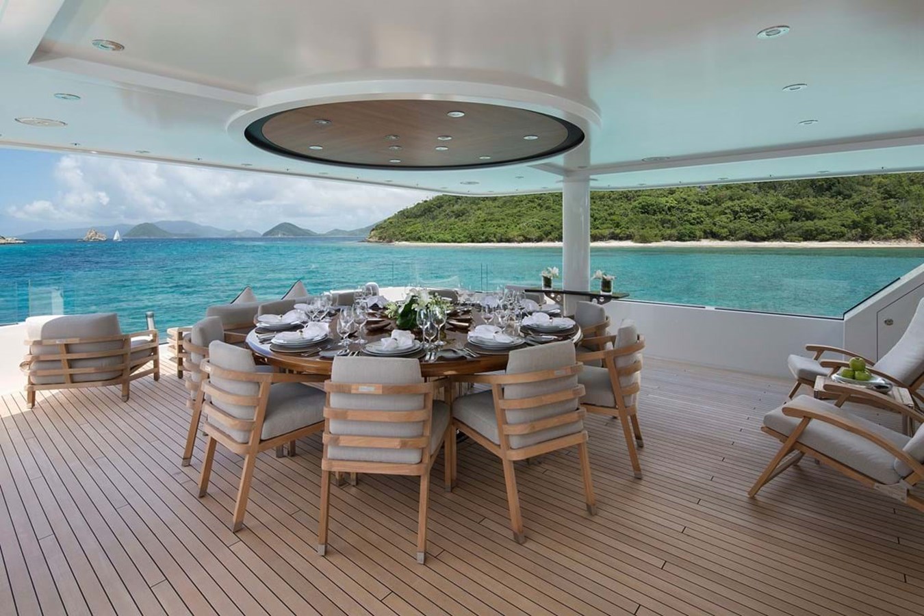 https://s3.amazonaws.com/boss.yatco.com/ForCharter/Vessel/Photo/3918/large_45816.jpg