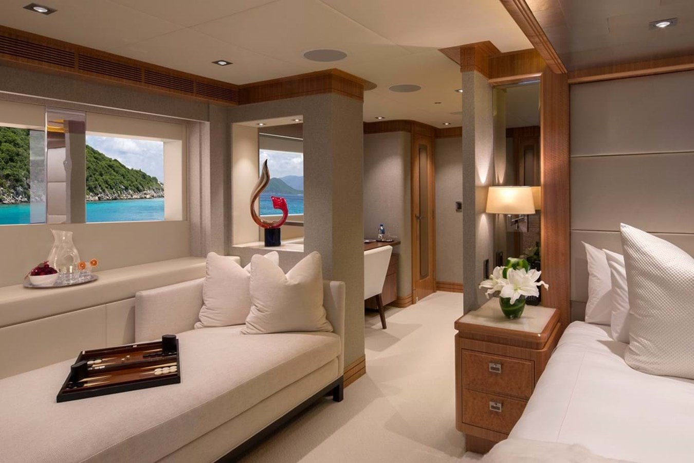 https://s3.amazonaws.com/boss.yatco.com/ForCharter/Vessel/Photo/3918/large_45819.jpg