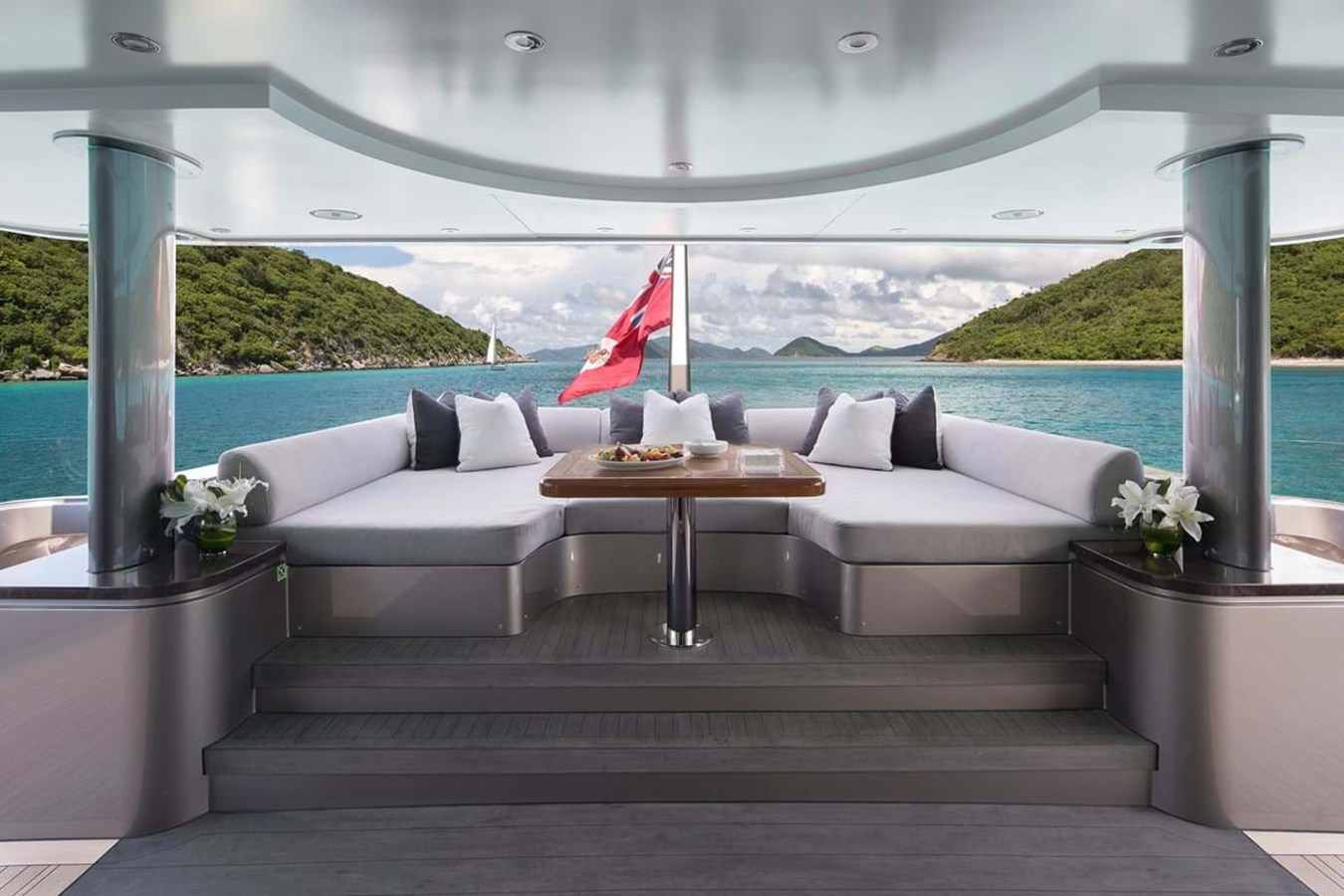 https://s3.amazonaws.com/boss.yatco.com/ForCharter/Vessel/Photo/3918/large_45826.jpg