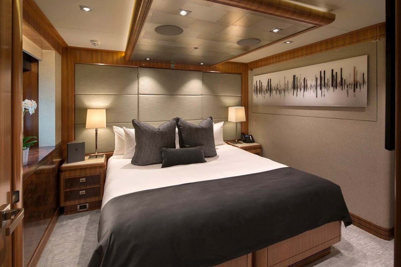https://s3.amazonaws.com/boss.yatco.com/ForCharter/Vessel/Photo/3918/large_45828.jpg