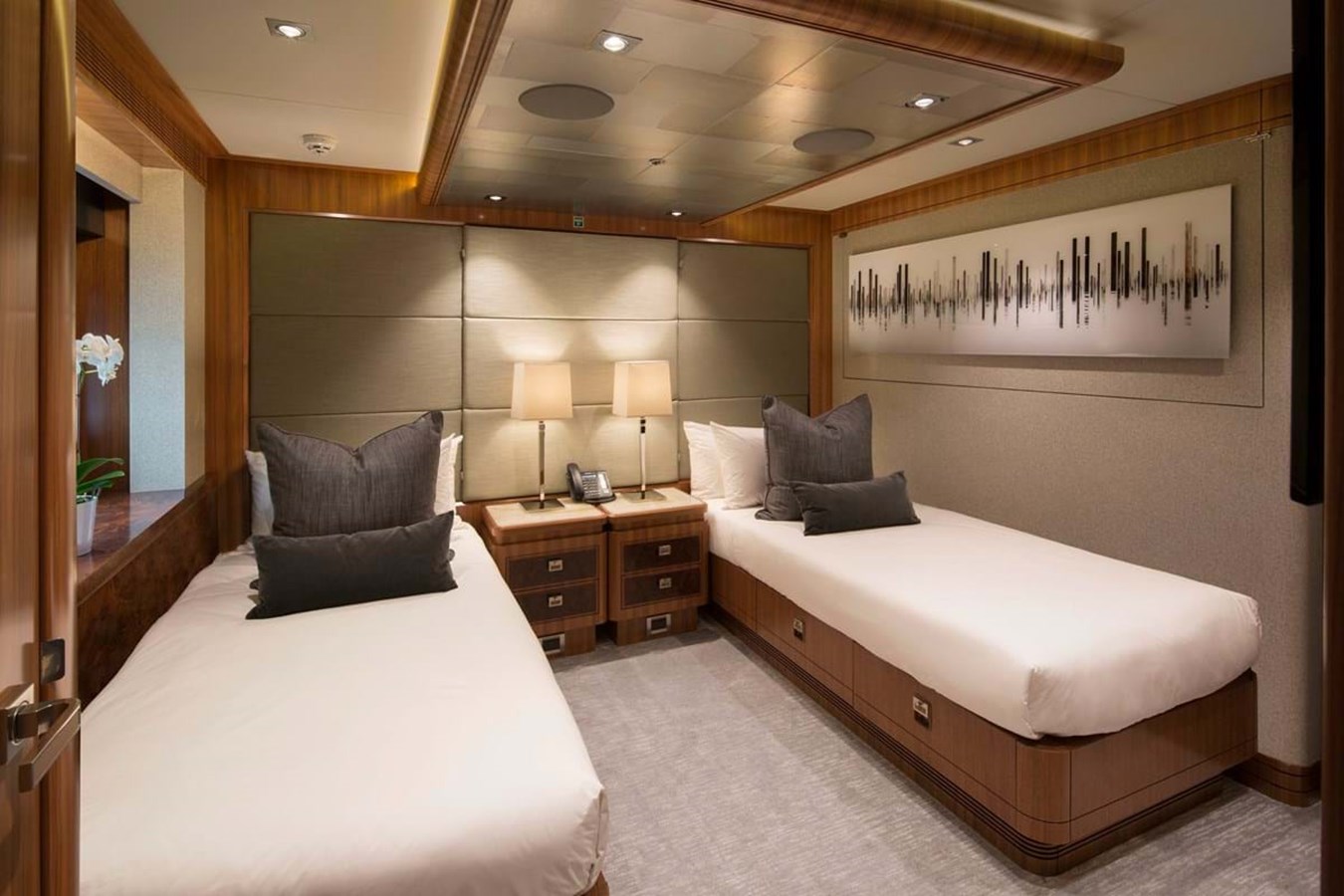 https://s3.amazonaws.com/boss.yatco.com/ForCharter/Vessel/Photo/3918/large_45829.jpg