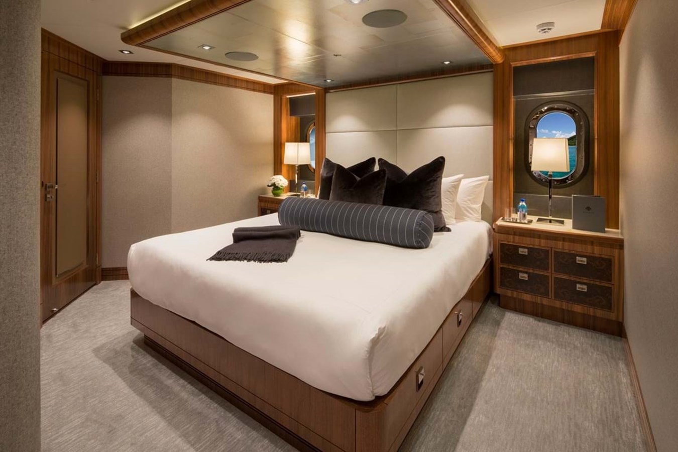 https://s3.amazonaws.com/boss.yatco.com/ForCharter/Vessel/Photo/3918/large_45832.jpg