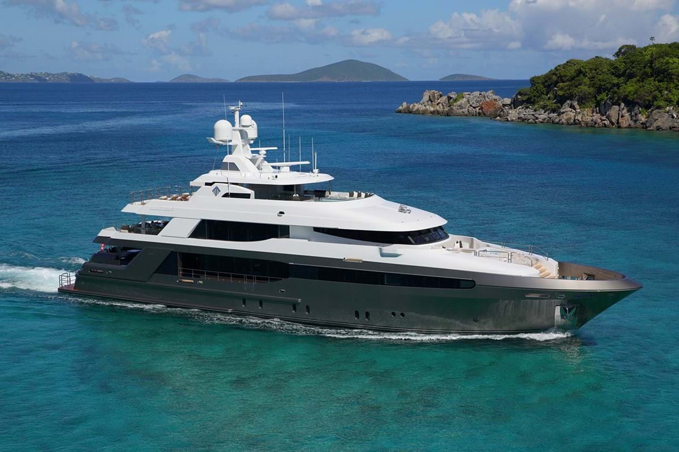 https://s3.amazonaws.com/boss.yatco.com/ForCharter/Vessel/Photo/3918/large_45836.jpg