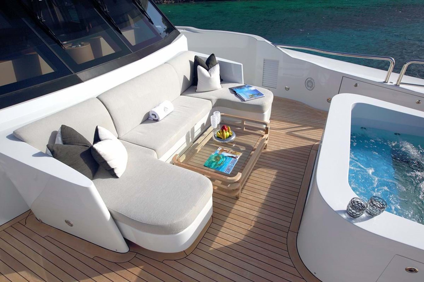 https://s3.amazonaws.com/boss.yatco.com/ForCharter/Vessel/Photo/3918/large_45837.jpg