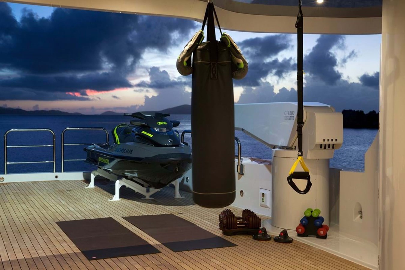 https://s3.amazonaws.com/boss.yatco.com/ForCharter/Vessel/Photo/3918/large_45840.jpg