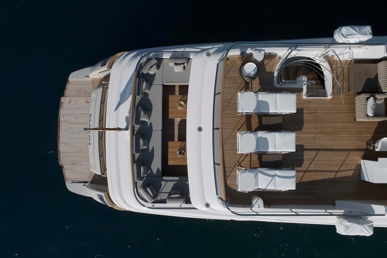 https://s3.amazonaws.com/boss.yatco.com/ForCharter/Vessel/Photo/3932/large_46245.jpg