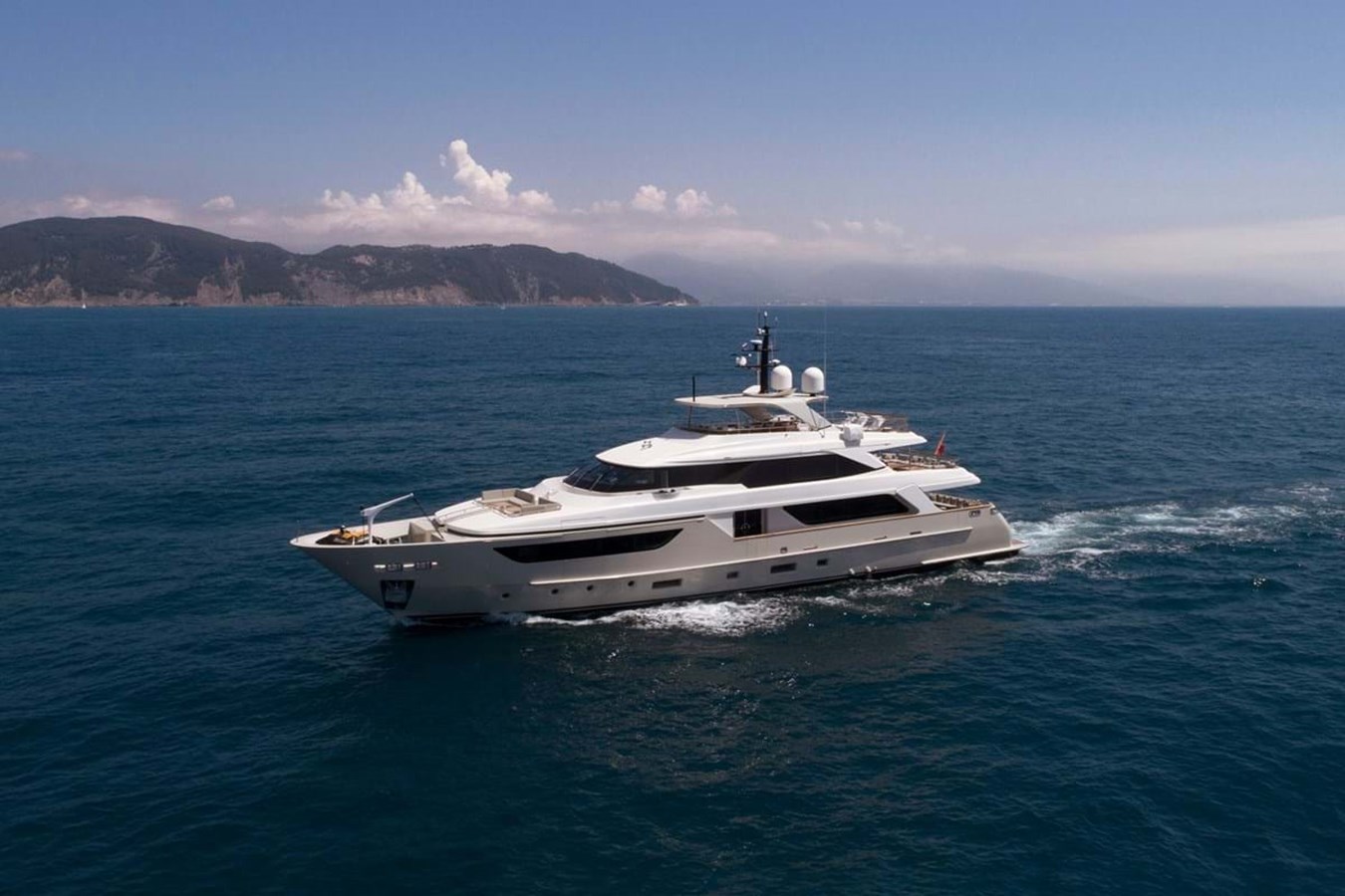 https://s3.amazonaws.com/boss.yatco.com/ForCharter/Vessel/Photo/3932/large_46246.jpg