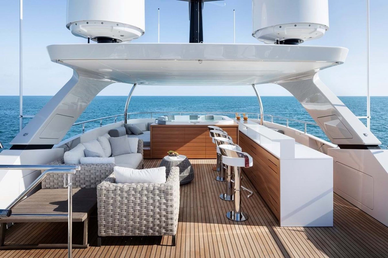 https://s3.amazonaws.com/boss.yatco.com/ForCharter/Vessel/Photo/3932/large_46249.jpg
