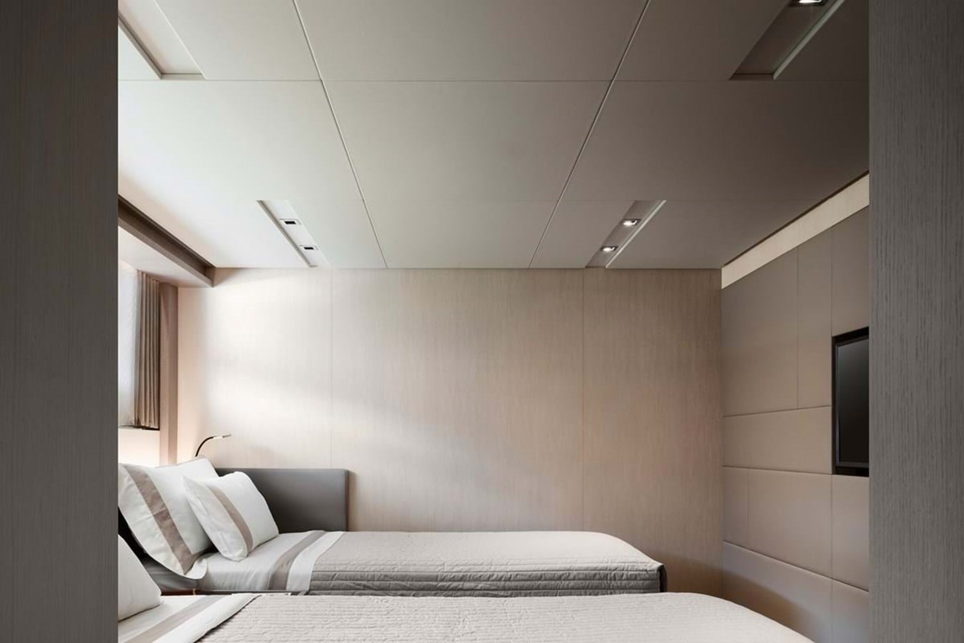 https://s3.amazonaws.com/boss.yatco.com/ForCharter/Vessel/Photo/3932/large_46262.jpg