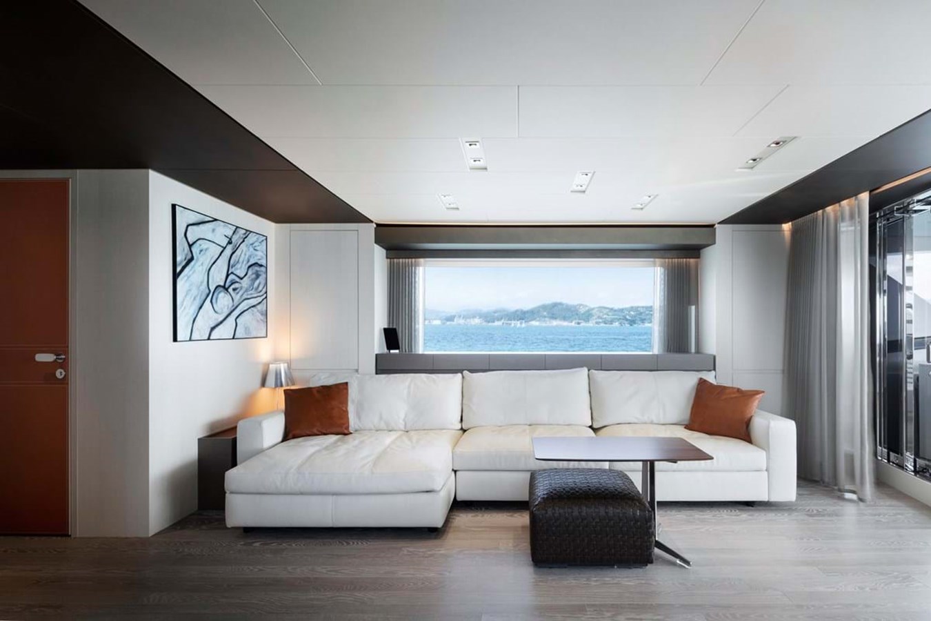 https://s3.amazonaws.com/boss.yatco.com/ForCharter/Vessel/Photo/3932/large_46267.jpg