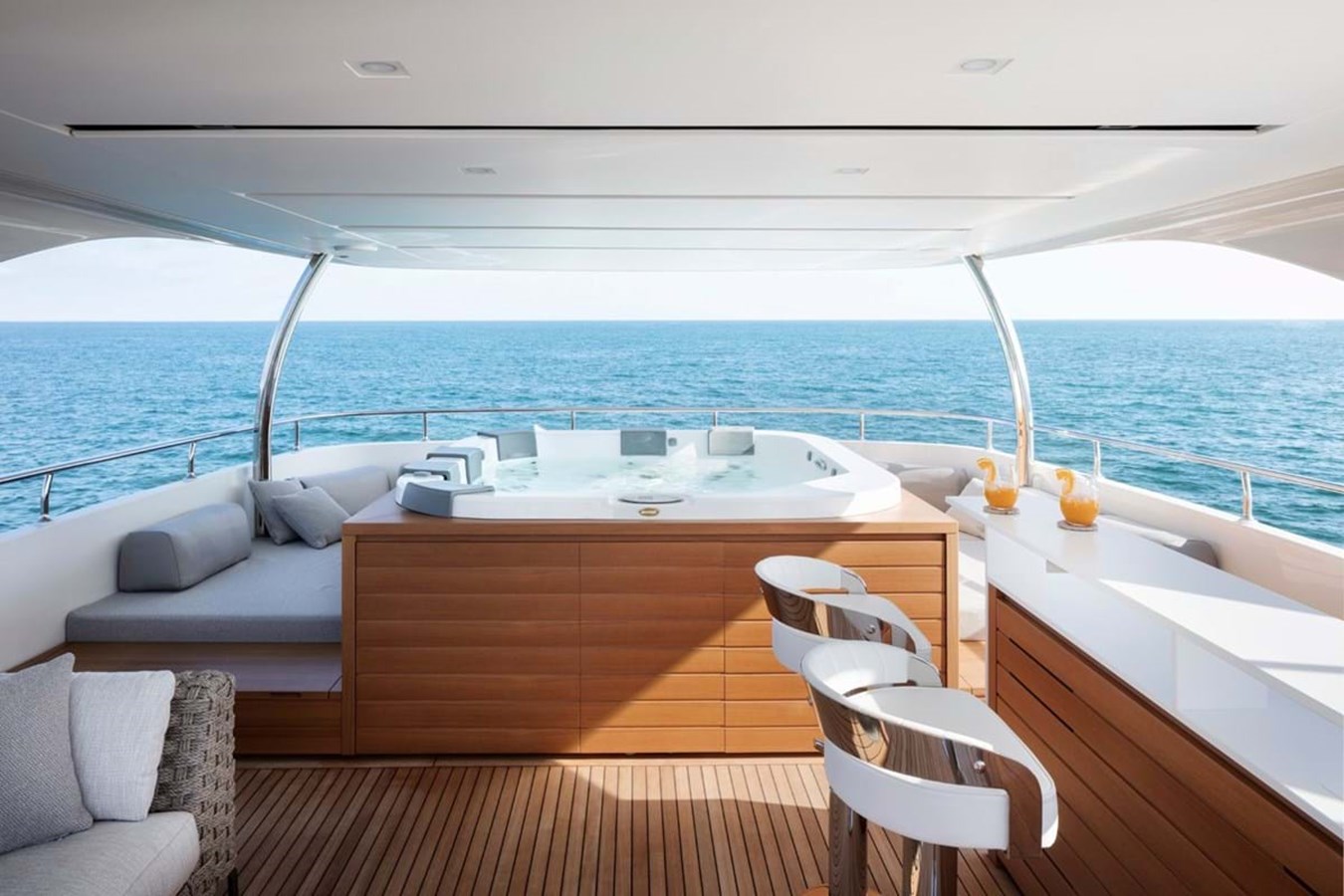 https://s3.amazonaws.com/boss.yatco.com/ForCharter/Vessel/Photo/3932/large_46269.jpg