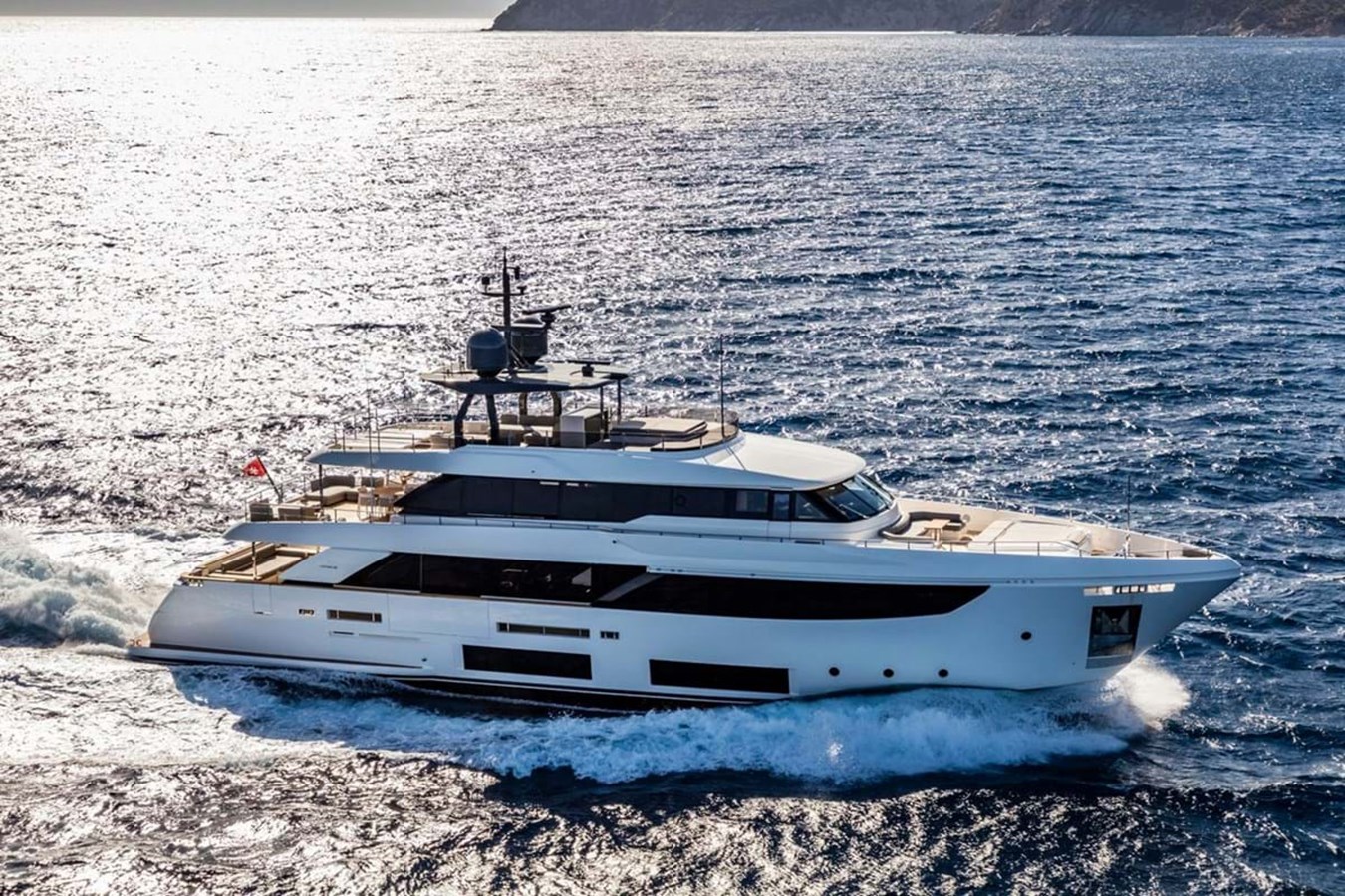 https://s3.amazonaws.com/boss.yatco.com/ForCharter/Vessel/Photo/3940/large_46525.jpg