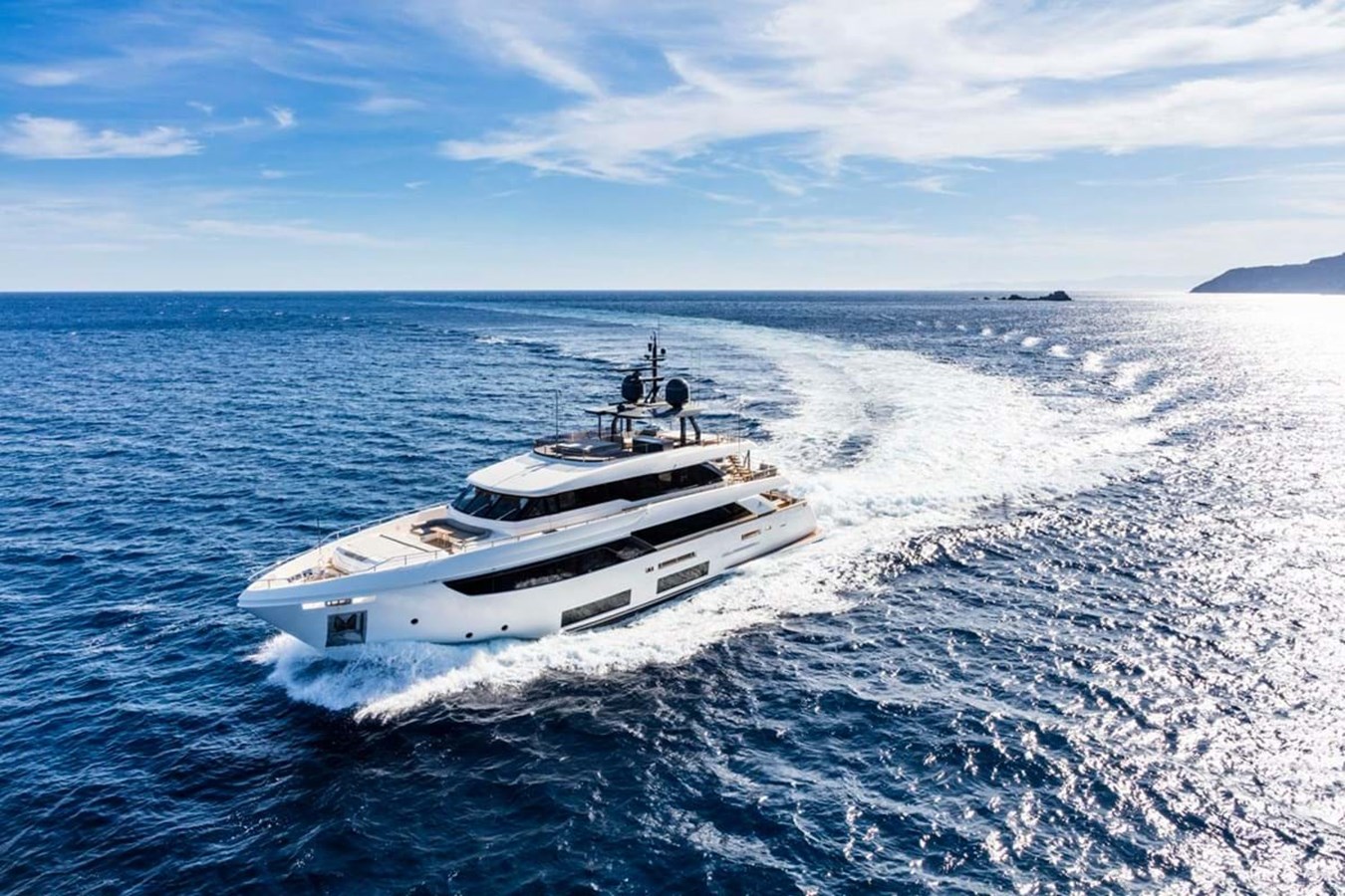 https://s3.amazonaws.com/boss.yatco.com/ForCharter/Vessel/Photo/3940/large_46529.jpg