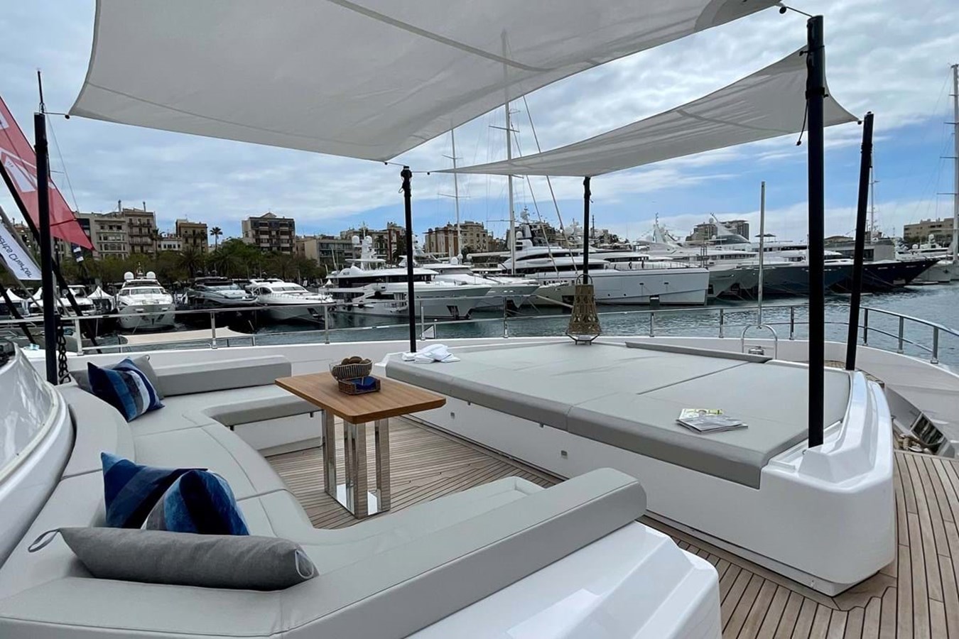 https://s3.amazonaws.com/boss.yatco.com/ForCharter/Vessel/Photo/3940/large_46531.jpg
