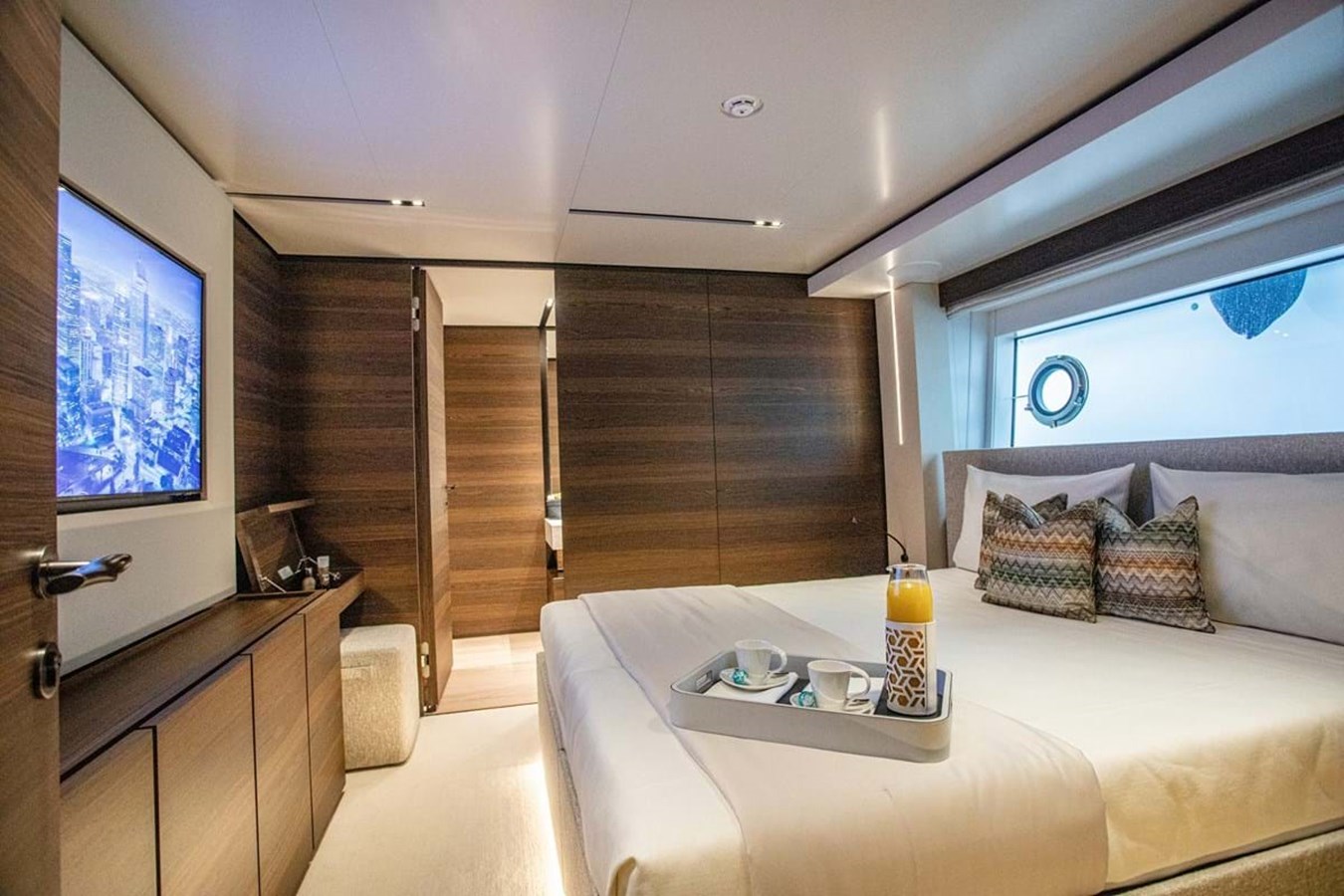 https://s3.amazonaws.com/boss.yatco.com/ForCharter/Vessel/Photo/3940/large_46547.jpg