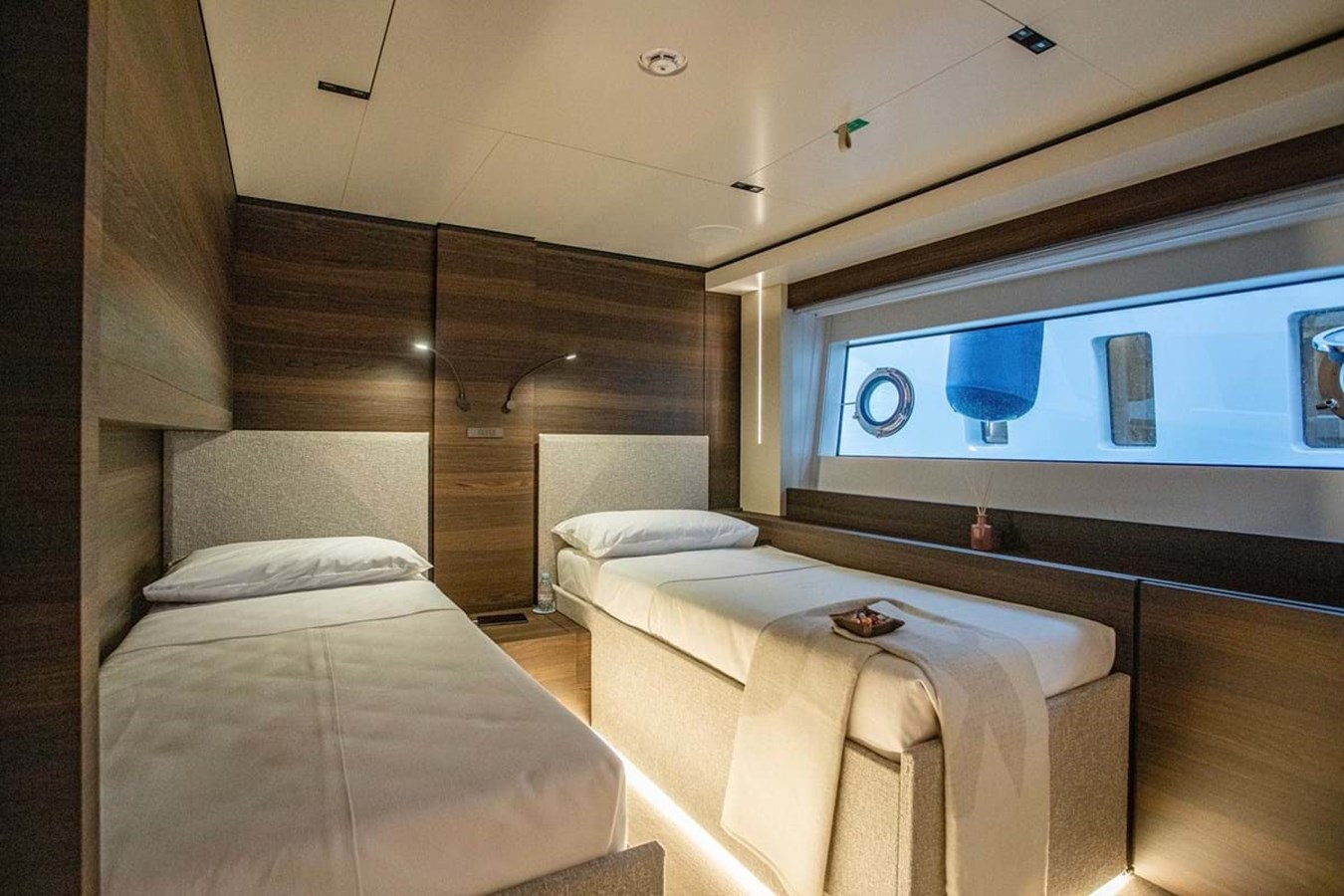 https://s3.amazonaws.com/boss.yatco.com/ForCharter/Vessel/Photo/3940/large_46548.jpg