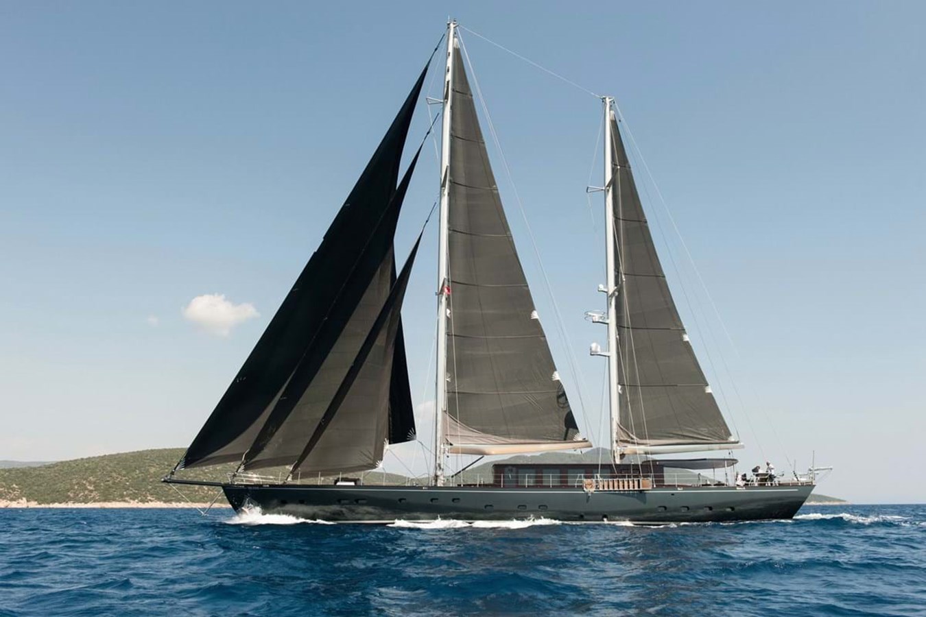 https://s3.amazonaws.com/boss.yatco.com/ForCharter/Vessel/Photo/3953/large_46910.jpg