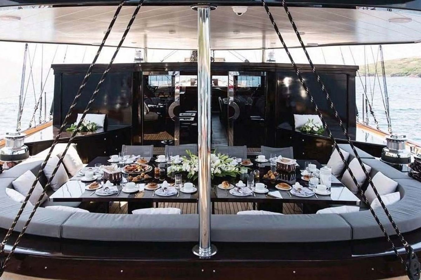 https://s3.amazonaws.com/boss.yatco.com/ForCharter/Vessel/Photo/3953/large_46913.jpg