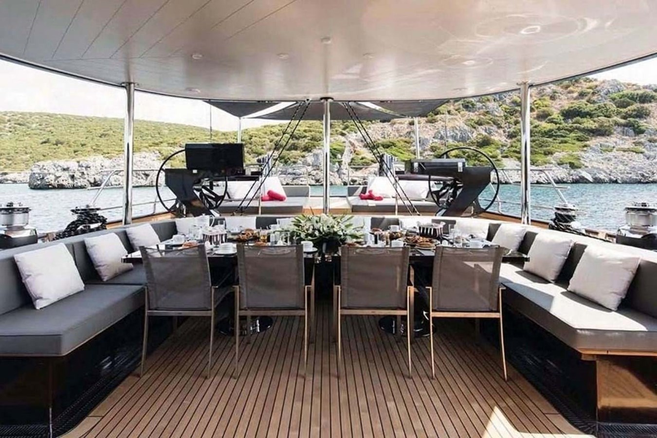 https://s3.amazonaws.com/boss.yatco.com/ForCharter/Vessel/Photo/3953/large_46914.jpg