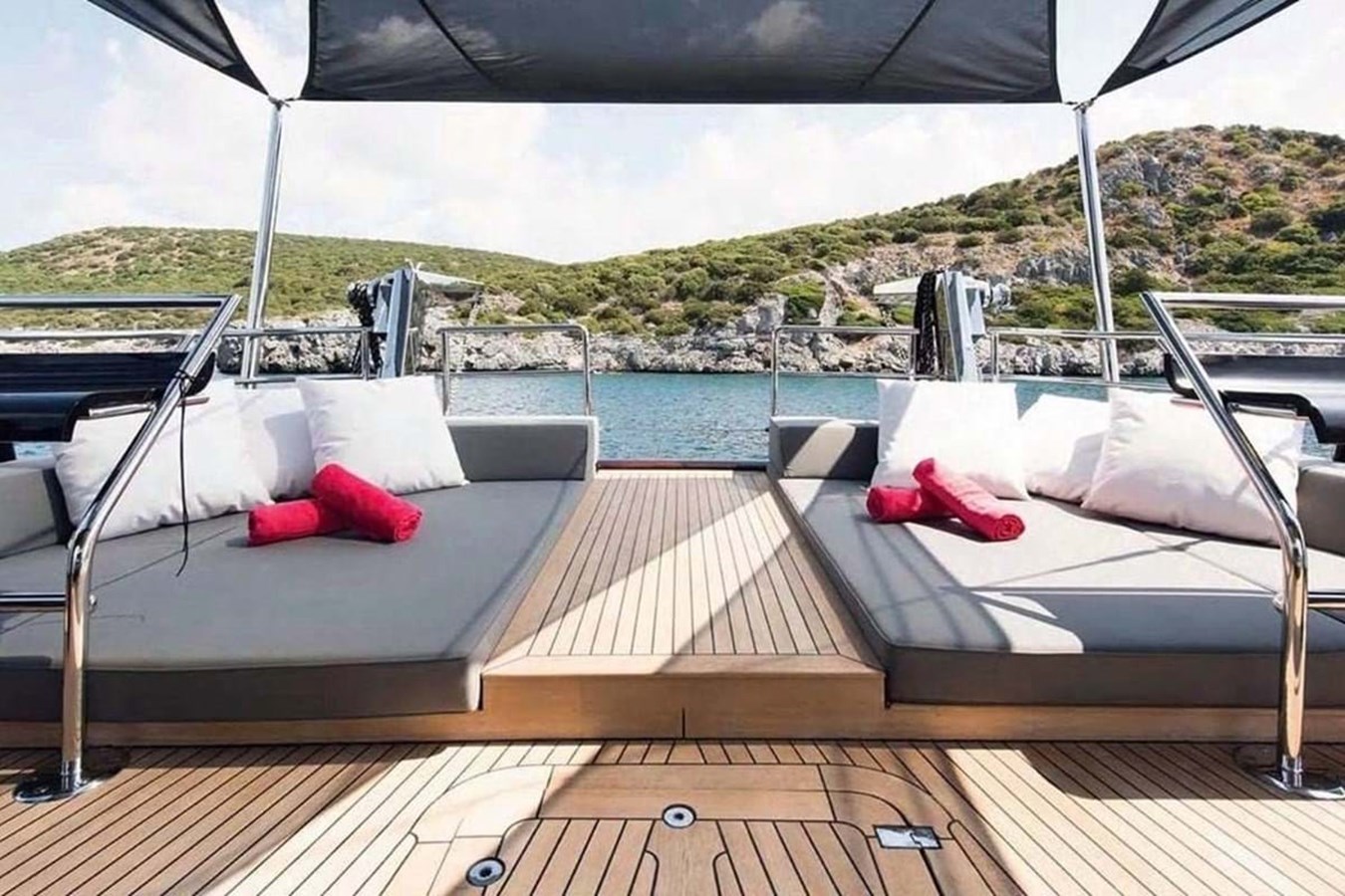 https://s3.amazonaws.com/boss.yatco.com/ForCharter/Vessel/Photo/3953/large_46915.jpg
