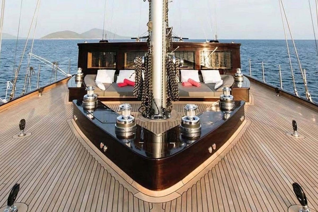 https://s3.amazonaws.com/boss.yatco.com/ForCharter/Vessel/Photo/3953/large_46916.jpg