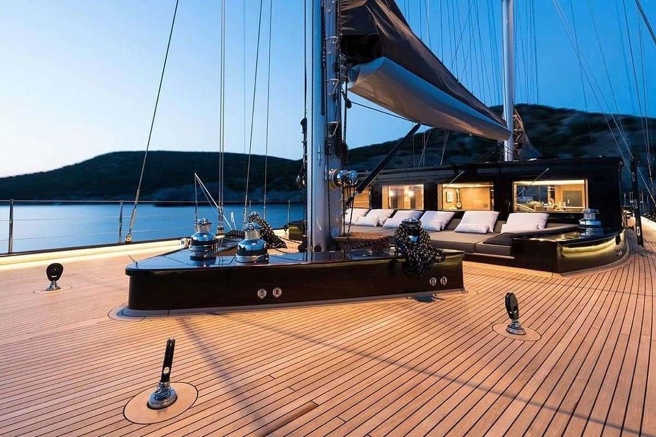 https://s3.amazonaws.com/boss.yatco.com/ForCharter/Vessel/Photo/3953/large_46917.jpg