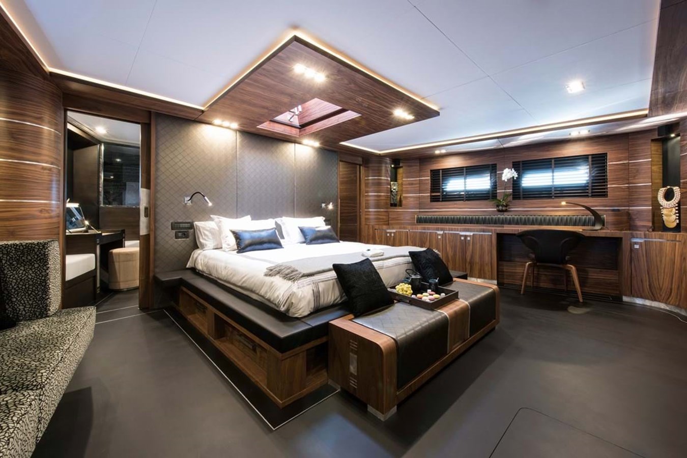 https://s3.amazonaws.com/boss.yatco.com/ForCharter/Vessel/Photo/3953/large_46923.jpg
