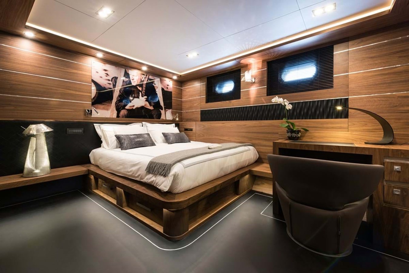 https://s3.amazonaws.com/boss.yatco.com/ForCharter/Vessel/Photo/3953/large_46924.jpg