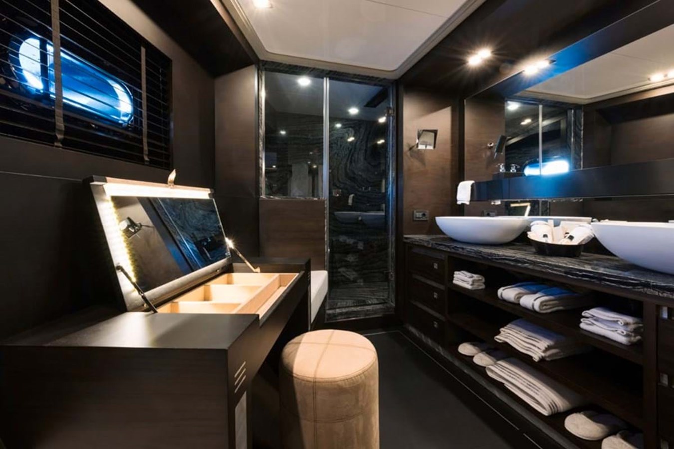 https://s3.amazonaws.com/boss.yatco.com/ForCharter/Vessel/Photo/3953/large_46927.jpg