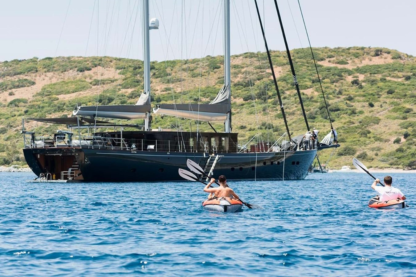 https://s3.amazonaws.com/boss.yatco.com/ForCharter/Vessel/Photo/3953/large_46929.jpg