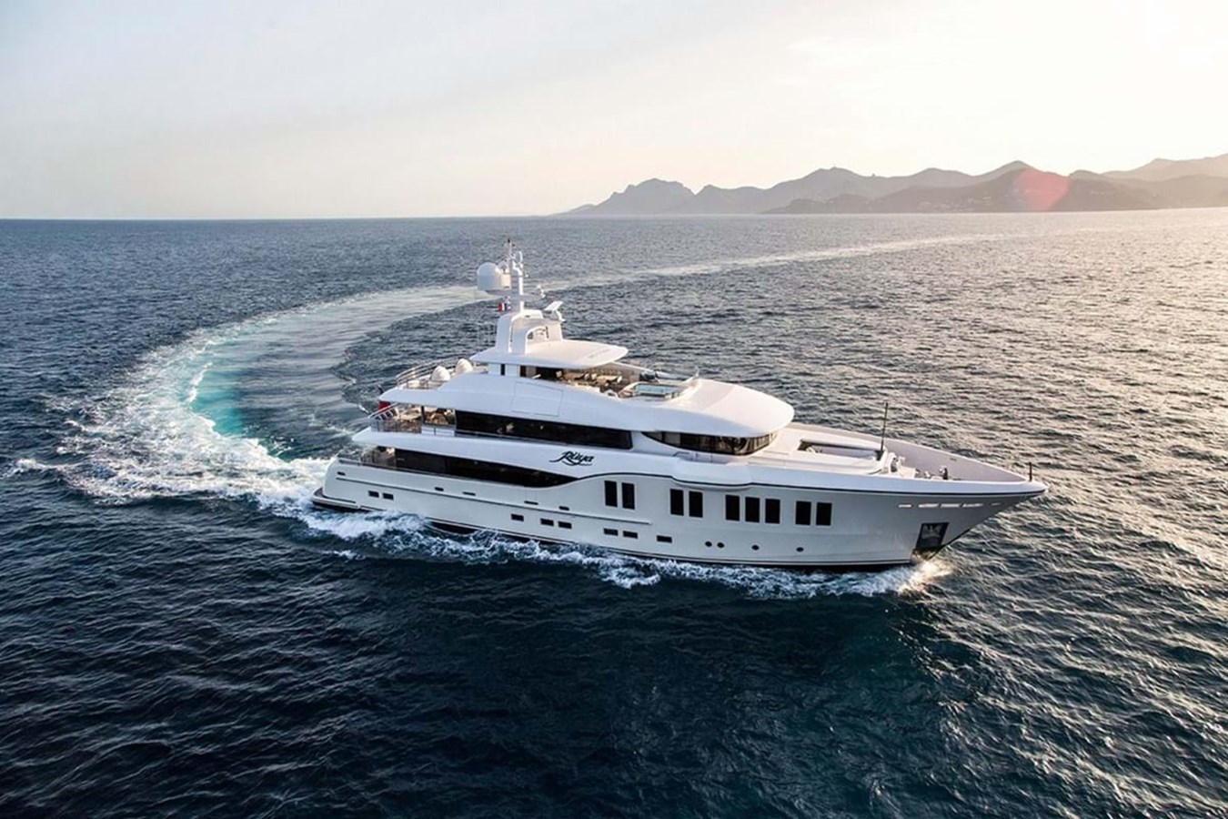https://s3.amazonaws.com/boss.yatco.com/ForCharter/Vessel/Photo/3956/large_46964.jpg