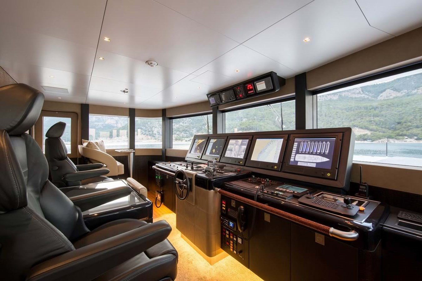 https://s3.amazonaws.com/boss.yatco.com/ForCharter/Vessel/Photo/3956/large_46967.jpg