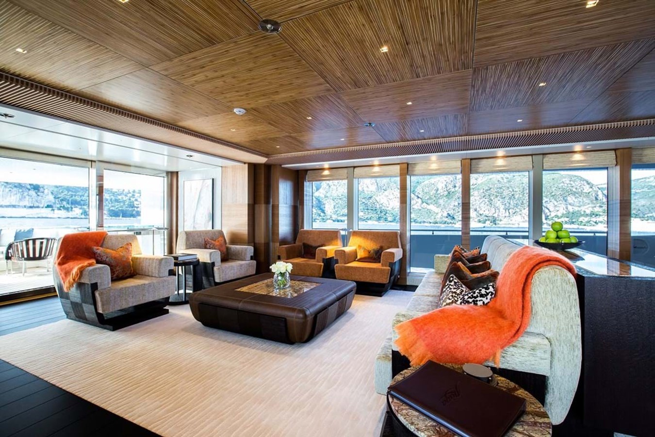 https://s3.amazonaws.com/boss.yatco.com/ForCharter/Vessel/Photo/3956/large_46974.jpg