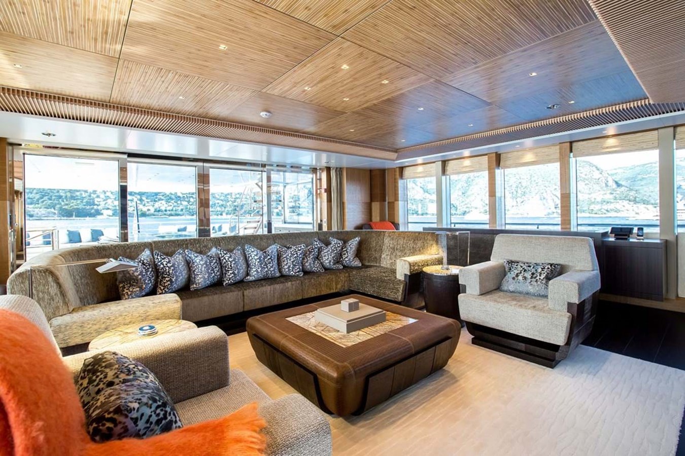 https://s3.amazonaws.com/boss.yatco.com/ForCharter/Vessel/Photo/3956/large_46976.jpg