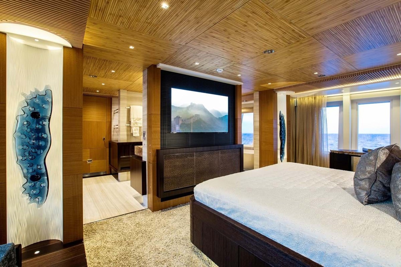 https://s3.amazonaws.com/boss.yatco.com/ForCharter/Vessel/Photo/3956/large_46977.jpg