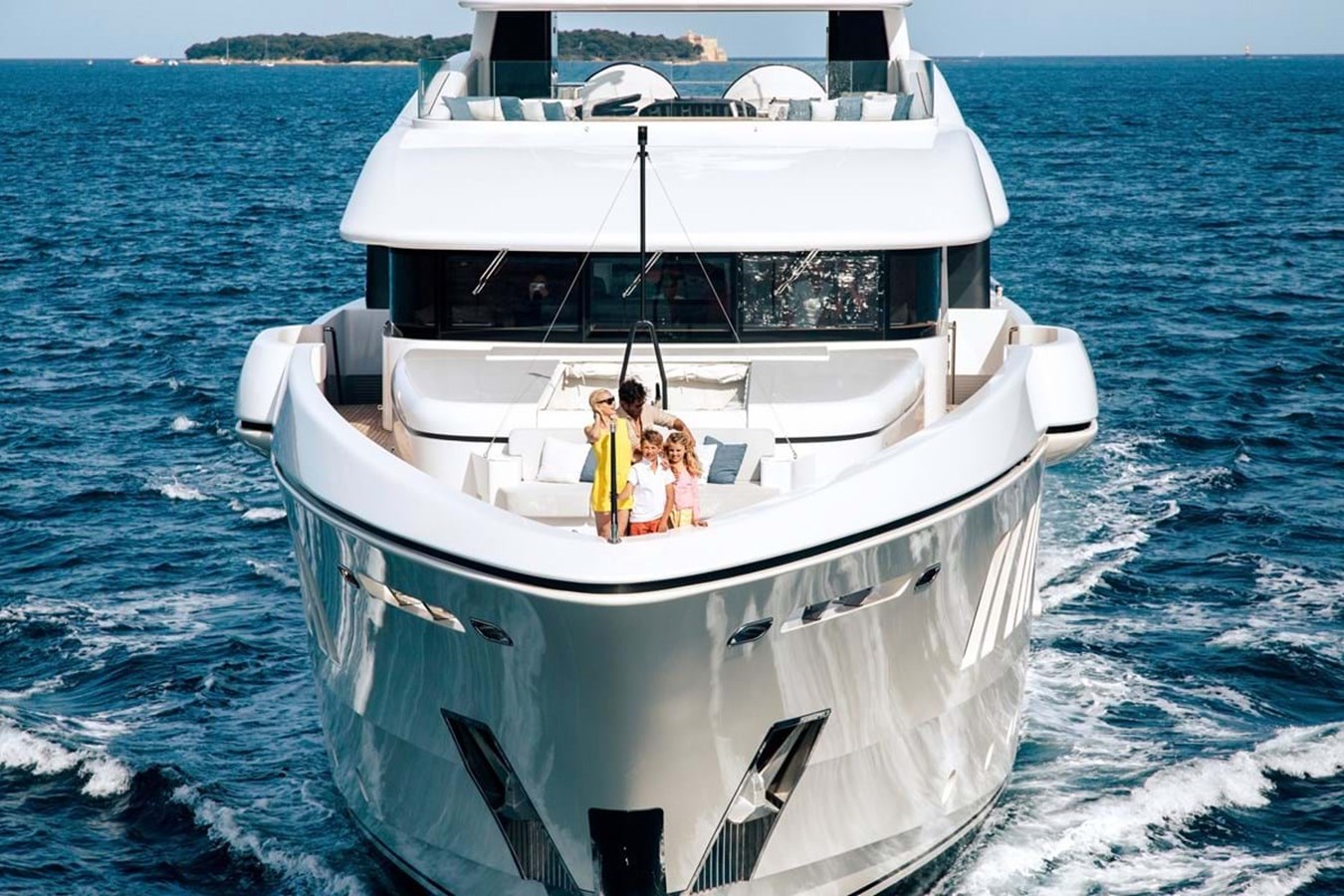 https://s3.amazonaws.com/boss.yatco.com/ForCharter/Vessel/Photo/3956/large_46981.jpg