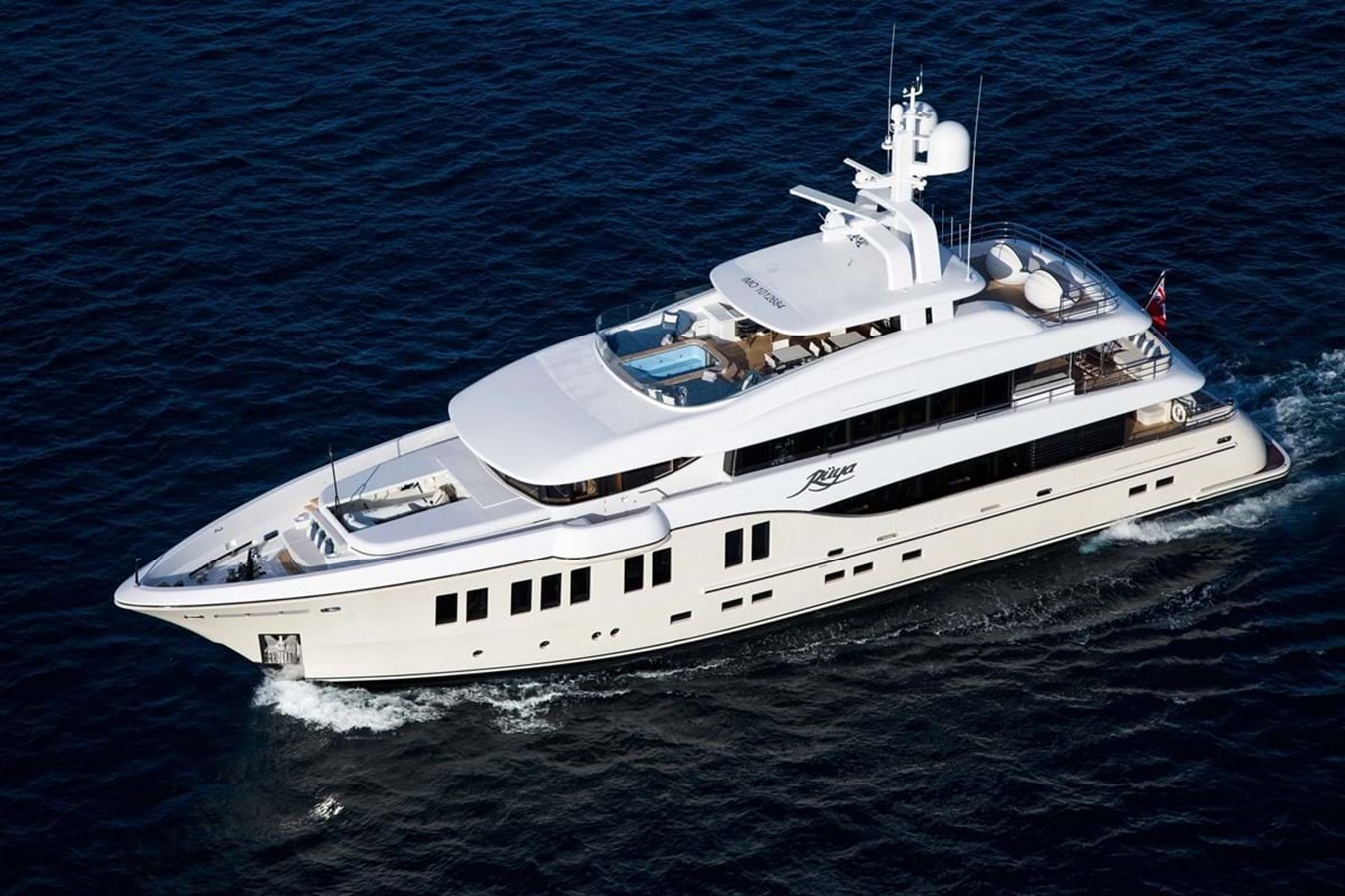 https://s3.amazonaws.com/boss.yatco.com/ForCharter/Vessel/Photo/3956/large_46982.jpg