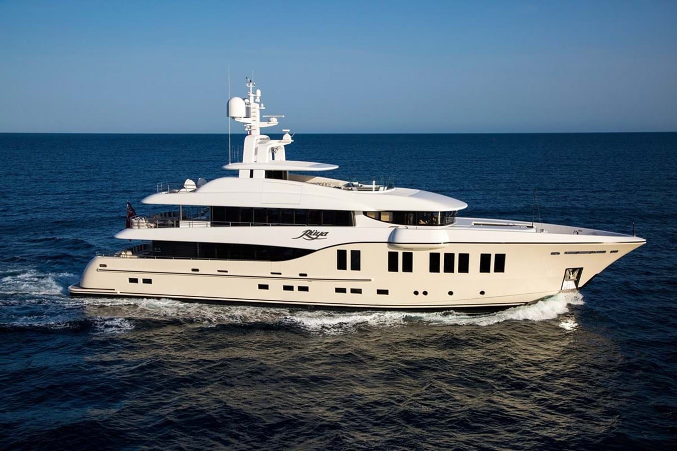https://s3.amazonaws.com/boss.yatco.com/ForCharter/Vessel/Photo/3956/large_46983.jpg