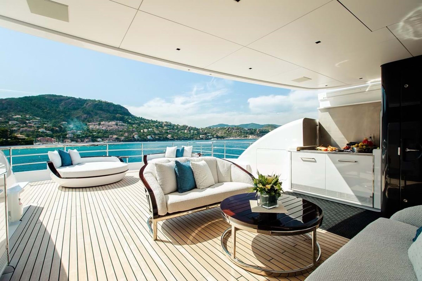 https://s3.amazonaws.com/boss.yatco.com/ForCharter/Vessel/Photo/3956/large_46984.jpg