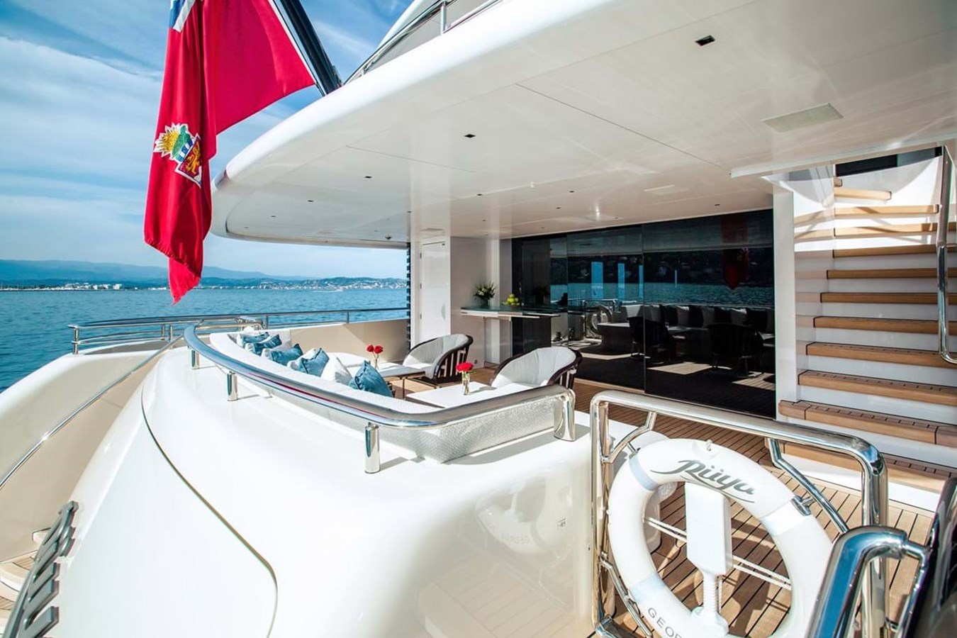 https://s3.amazonaws.com/boss.yatco.com/ForCharter/Vessel/Photo/3956/large_46988.jpg