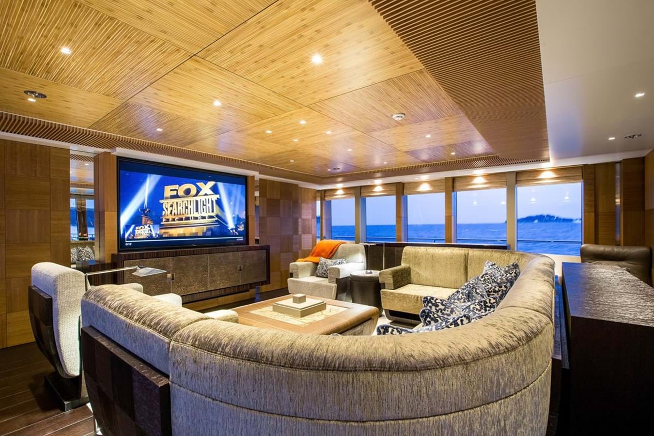 https://s3.amazonaws.com/boss.yatco.com/ForCharter/Vessel/Photo/3956/large_46991.jpg