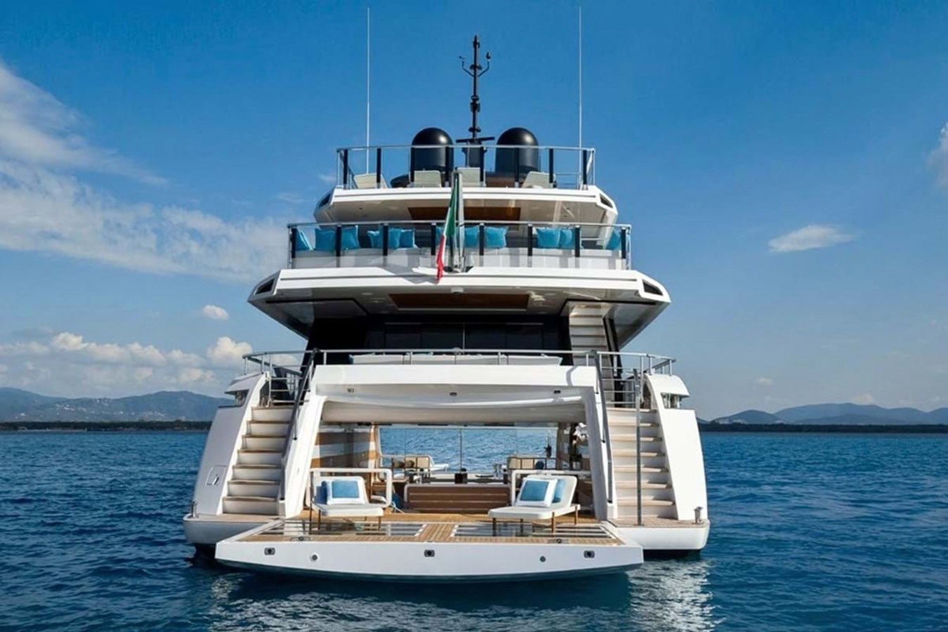 https://s3.amazonaws.com/boss.yatco.com/ForCharter/Vessel/Photo/3958/large_47058.jpg